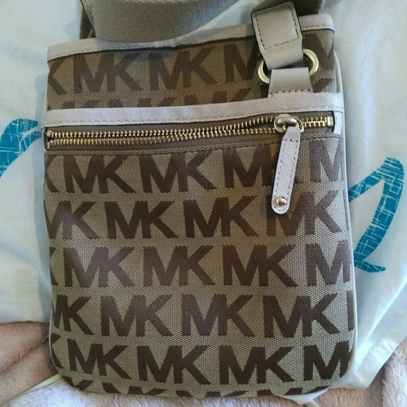 MK crossbody signature purse - Picture 1 of 1